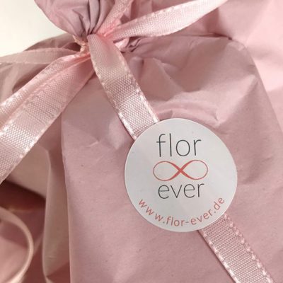 Logoaufkleber florever auf Seidenpapierverpackung